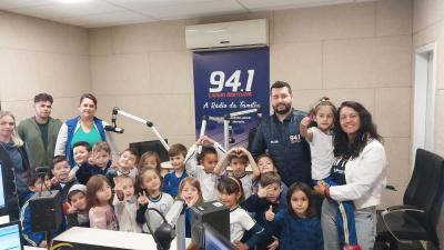 Projeto Como Ã© Grande o Meu Amor Por VocÃª teve alunos do Jardim 2 visitando a Campo Aberto FM